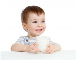 کودکان از یک سالگی به نوشیدن از لیوان عادت کنند 