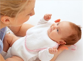 نشانه های علاقه مندی نوزاد، نوپا و خردسال به مادر