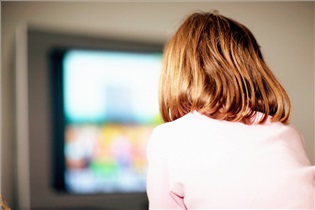 عادت والدین در تماشای تلویزیون روی کودکان تاثیر می گذارد