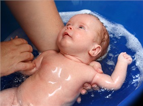 نوزادان را دو بار در هفته حمام ببرید 