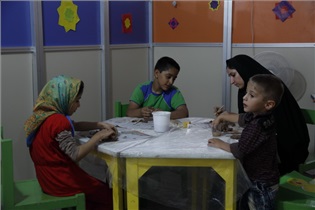 کودکان در نمایشگاه قرآن هنر سفال گری را تجربه می کنند