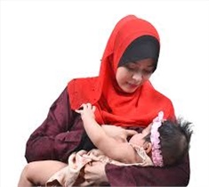 نوزاد خندان با تغذیه با شیر مادر 