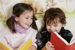 از چه زمانی و چگونه میتوان خواندن را به کودک نو پا آموزش داد؟