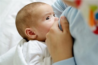تغذیه با شیر مادر علائم کم کاری تیروئید نوزاد را کاهش می دهد