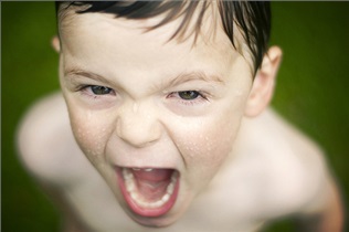 چگونه کودک عصبانی را آرام کنیم؟