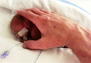 کوچکترین نوزاد دنیا سرانجام به خانه رفت + تصاویر