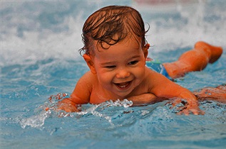 کودک از چه سنی می تواند  آموزش شنا ببیند؟