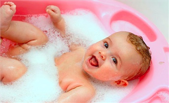 حمام  کردن را  به تجربه ای جالب و دوست داشتنی برای کودک تبدیل کنید