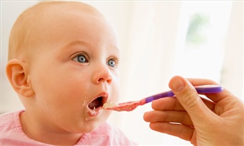 چرایی ممنوعیت تغذیه تکمیلی برای کودک قبل از 6 ماهگی