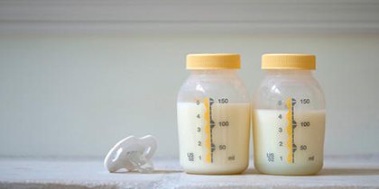 چرا دوشیدن شیر مادر با دست بهتر است
