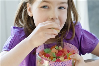 خانواده عامل تمایل بیشتر کودکان به مصرف خوراکی های شیرین