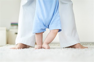 چگونه نوزاد را به ایستادن ترغیب کنیم؟