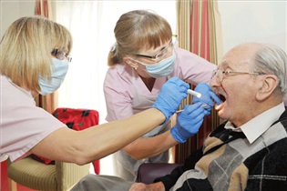 نکات کلیدی برای مراقبت دندان در سالمندان 
