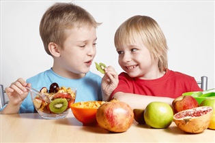 کودکان روزی چند بار باید میوه بخورند؟ 