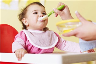 5 غذایی که کودکان زیر یک‌سال نباید بخورند