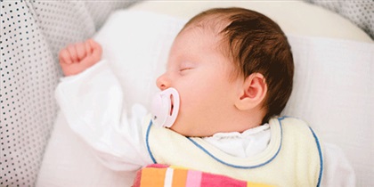 10 خصوصیت طبیعی نوزاد که والدین را نگران می‌کند