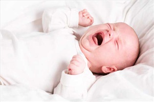 علت رفتارهای عصبی نوزاد هنگام شیر خوردن+ راهکار‌ها