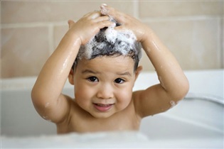 پسرم را خودم حمام کنم؟/ بچه‌ها از چه وقت متوجه تفاوت‌های جنسیتی می‌شوند؟