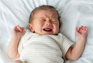 چرا باید دفع نوزاد را جدی گرفت؟/ علائم یک بیماری شایع در نوزادان
