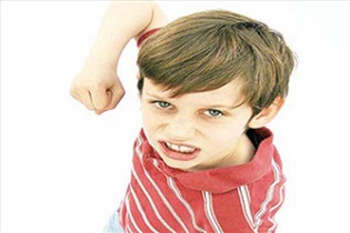 کودک نباید به کتک زدن والدین عادت کند 