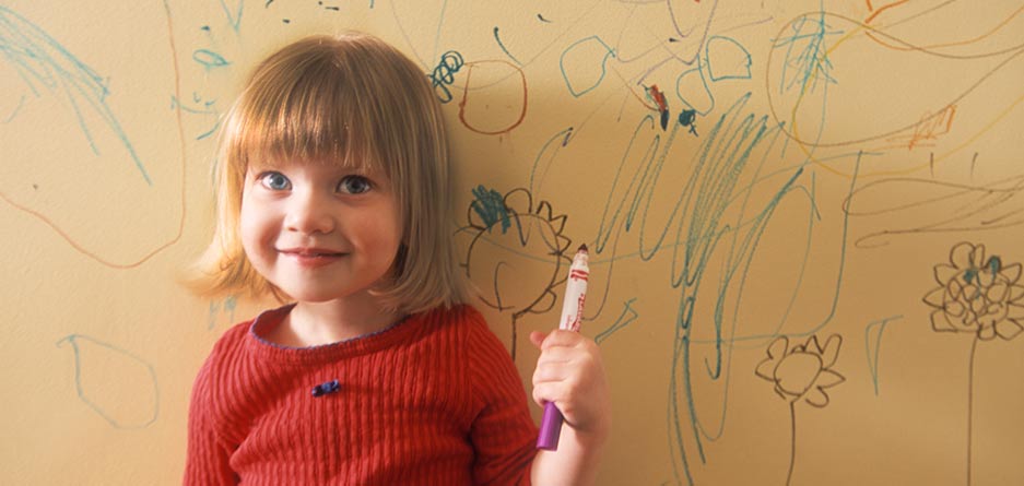 با نقاشی کودکمان روی دیوار چگونه برخورد کنیم؟