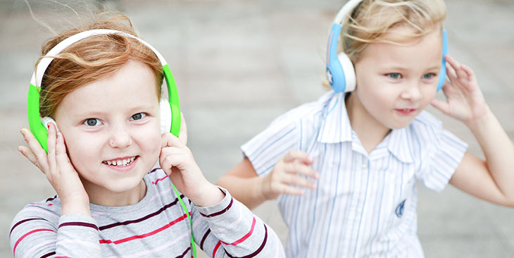 کودک و گوش کردن به موسیقی با هدفون