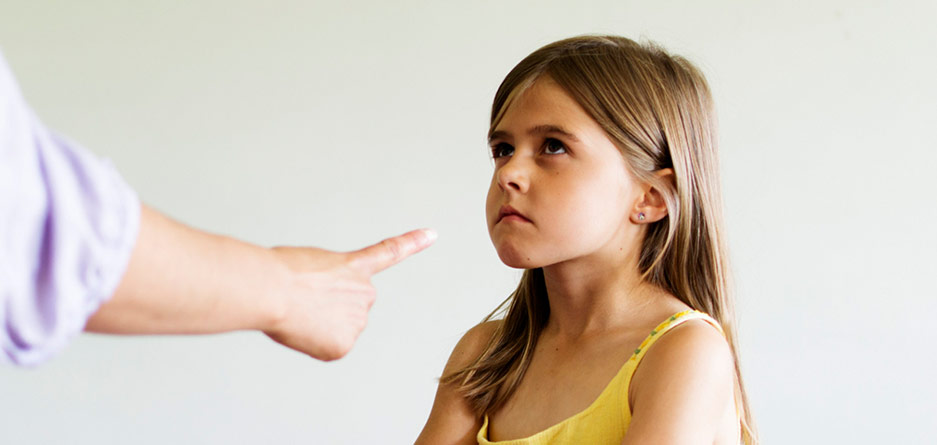 این ده رفتار یعنی به کودکتان زیادی سخت می‌گیرید | مجله نی نی سایت