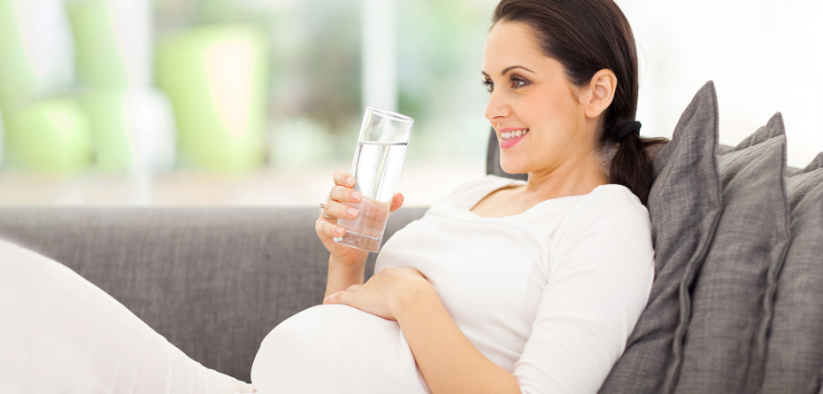 چرا باید در دوران بارداری آب بیشتری بنوشید؟