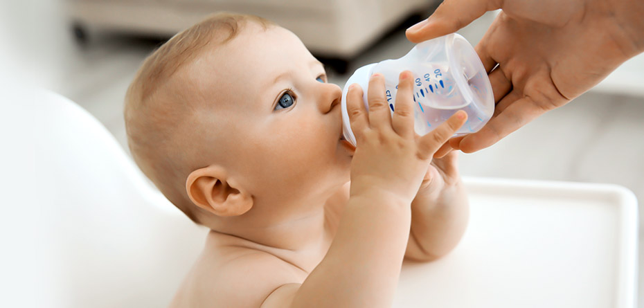 نوشاندن آب به نوزاد منجر به مرگ او می‌شود؟