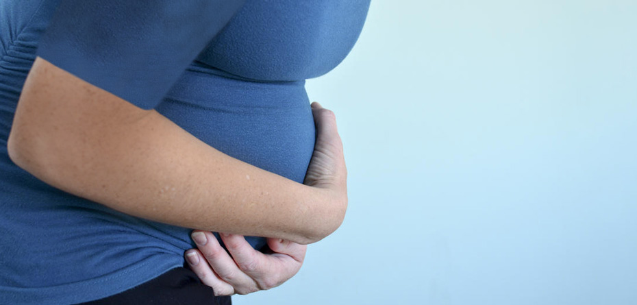  4 علت رایج درد شکمی در حاملگی و کارهایی که باید انجام داد