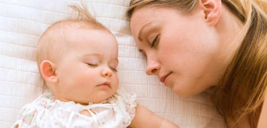 خوابیدن کنار نوزاد 7 ماهه افسرده تان می‌کند!
