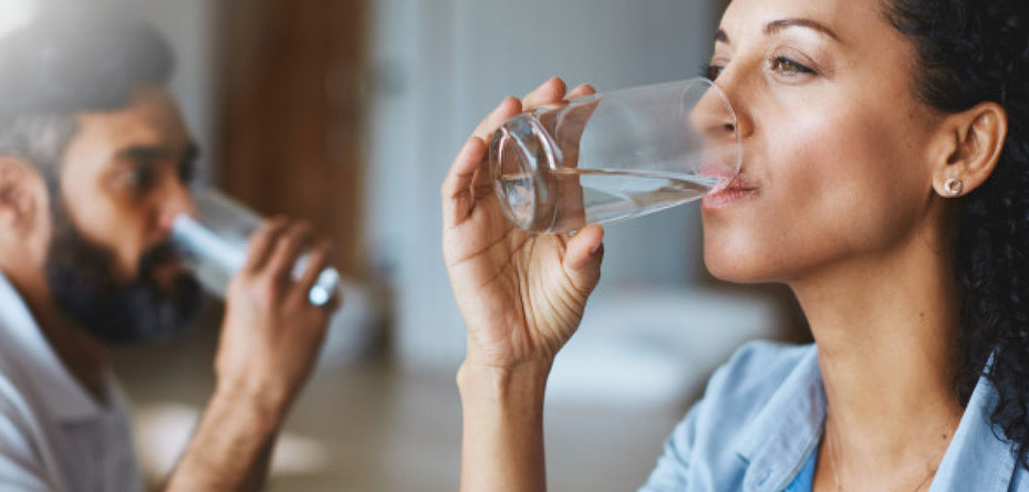 باور عمومی "نوشیدن روزانه 8 لیوان آب" درست نیست! 