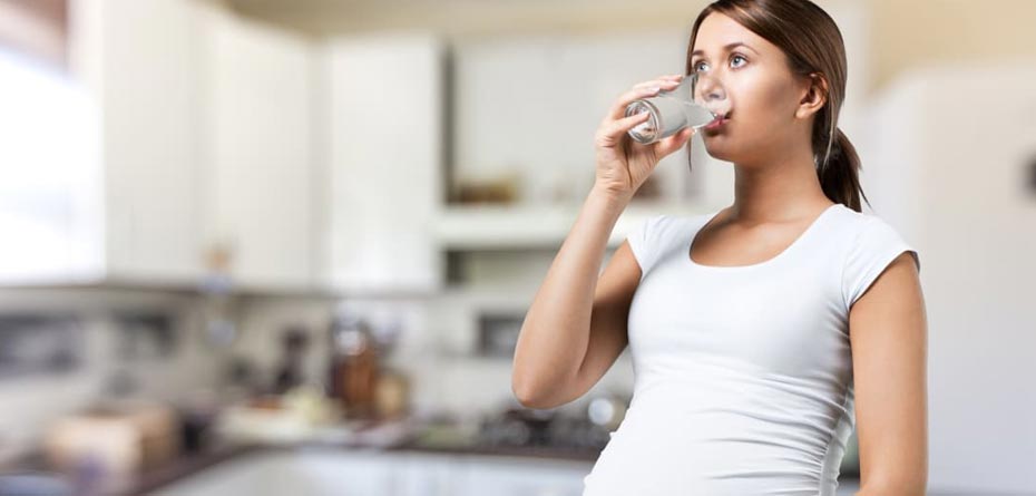 سلامت بارداری با مصرف آب و مایعات