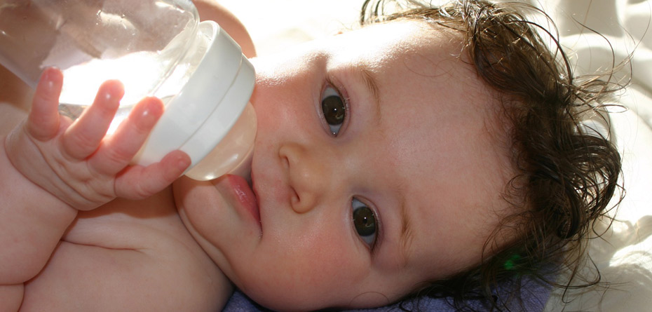 آب نجوشیده و شیر خشک غلیظ به نوزاد ندهید