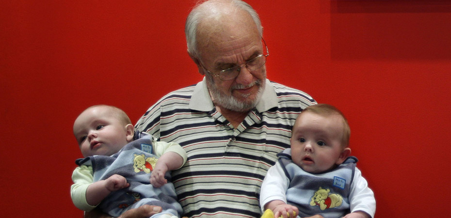 نجات جان 2 میلیون و 400 هزار نوزاد توسط پیرمرد 81 ساله