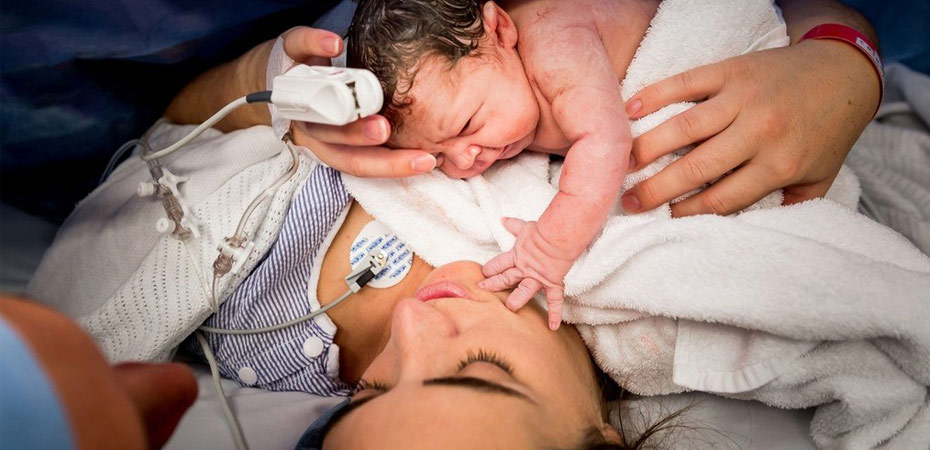 نوزادی که بعد از تولد صورت مادرش را نوازش کرد