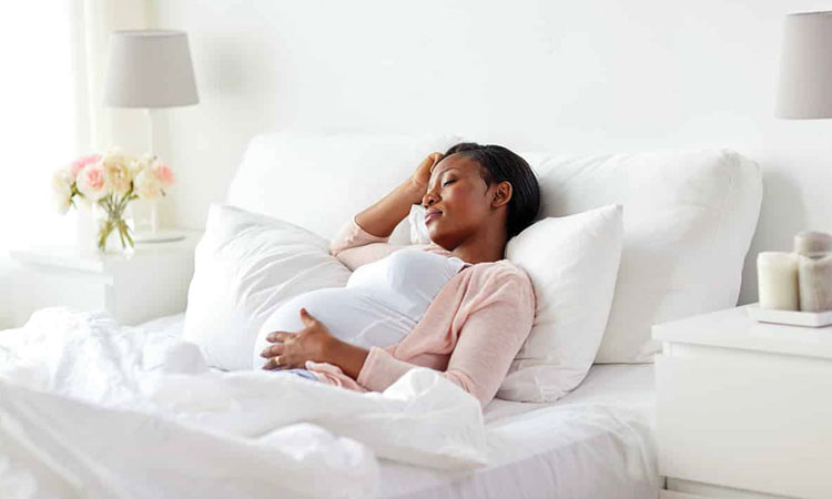 دلیل محکمی وجود ندارد که استراحت مطلق بتواند از زایمان زودرس در بارداری چندقلو جلوگیری کند